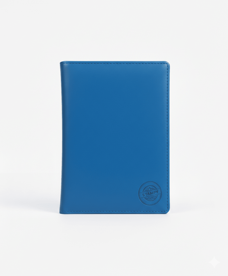 Protège passeport personnalisable Stampy de couleur bleu azur. Housse de protection de voyage élégante, fabriquée en France, pour sécuriser vos documents.