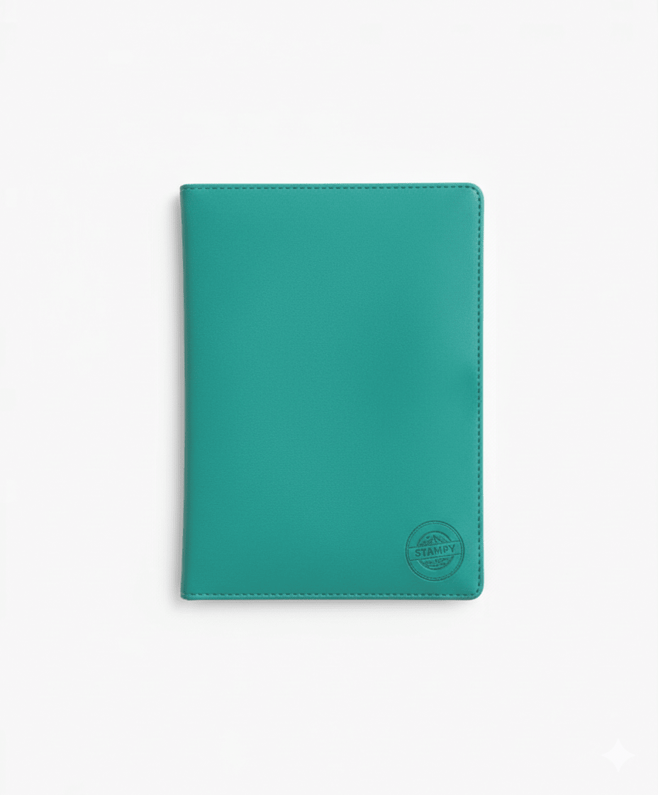Protège passeport personnalisable Stampy de couleur vert menthe. Housse de protection pour voyage, fabriquée en France, avec rangements intérieurs pour cartes.