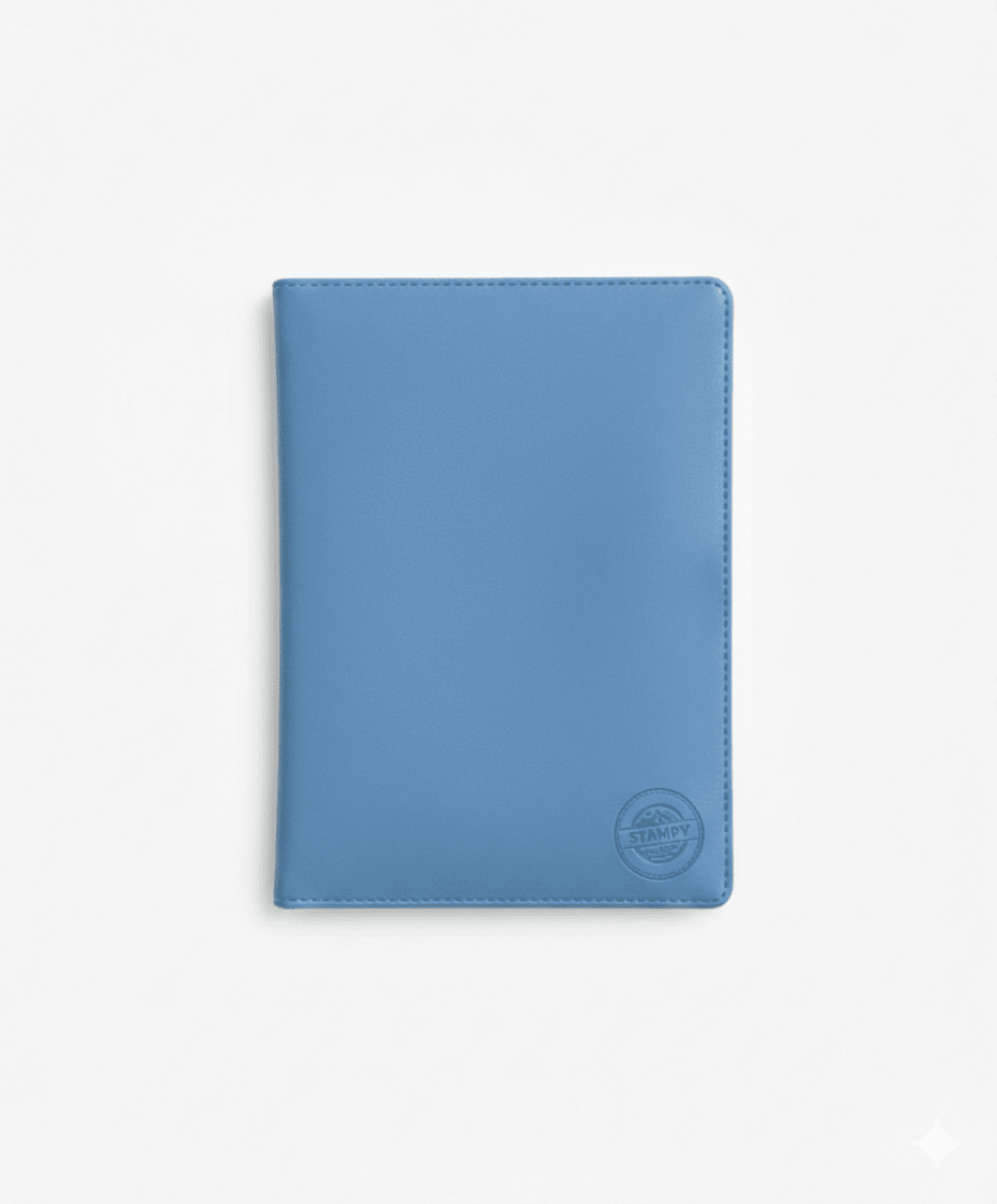 Protège passeport personnalisable Stampy de couleur bleu poudré vert menthe. Housse de protection pour voyage, fabriquée en France, avec rangements intérieurs pour cartes.