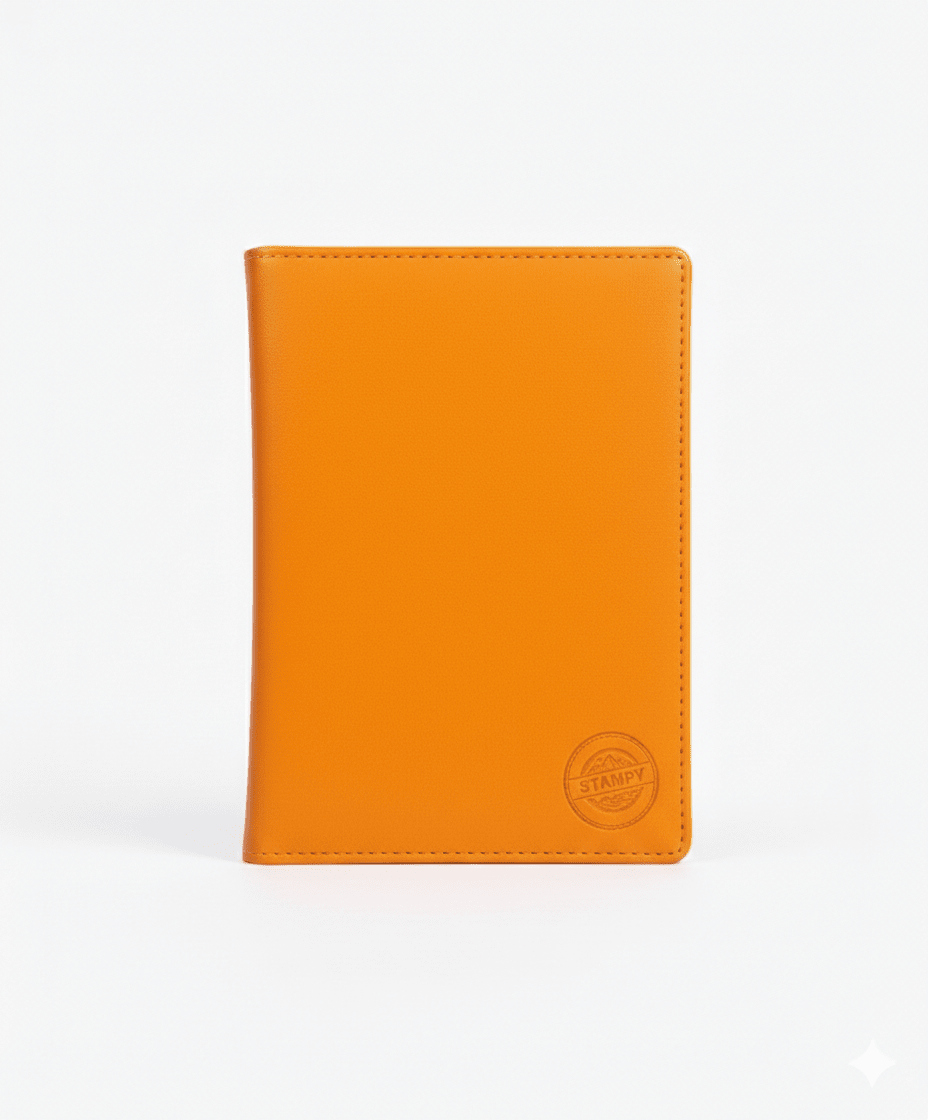 Protege passeport personnalisable Stampy Studio de couleur jaune safran. Housse de protection de voyage solaire et résistante, fabriquée en France en PU recyclé, avec rangements pour cartes.