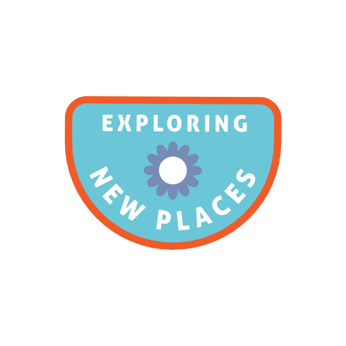 Sticker de voyage rond Exploring New Places façon écusson rétro avec illustration de montagnes et de soleil. Autocollant conçu pour personnaliser un protège-passeport Stampy ou une valise cabine.